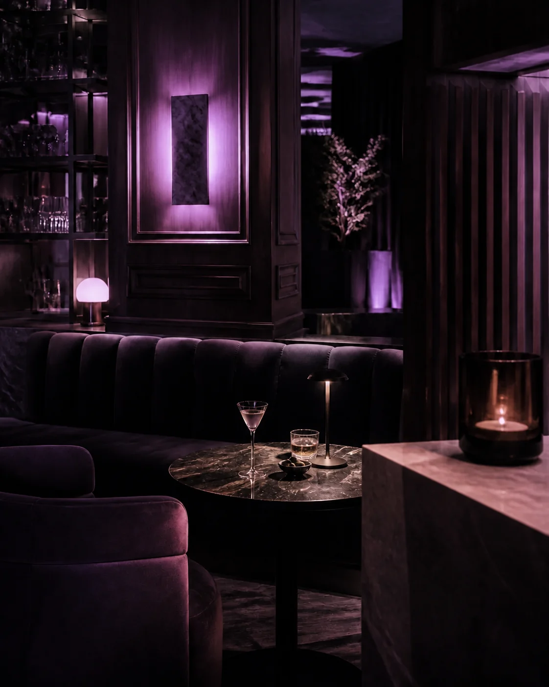 Lounge sjedenje i tamni materijali u prigušenom violet svjetlu