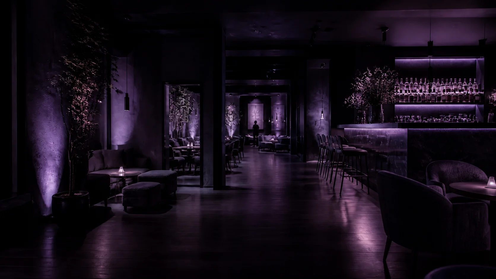 Mračni interijer premium cocktail loungea s toplim ambijentalnim svjetlom