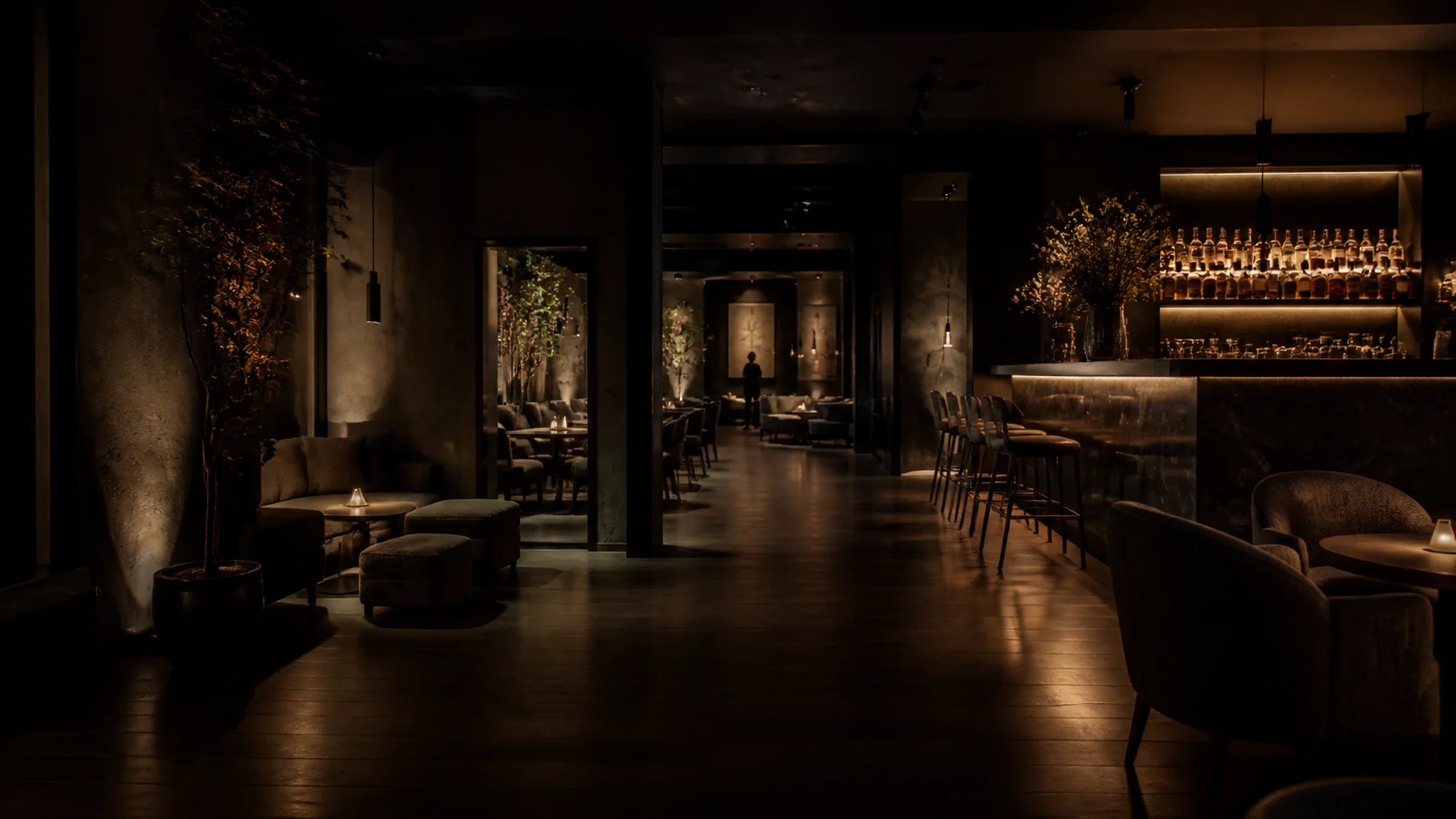 Mračni interijer premium cocktail loungea s toplim ambijentalnim svjetlom